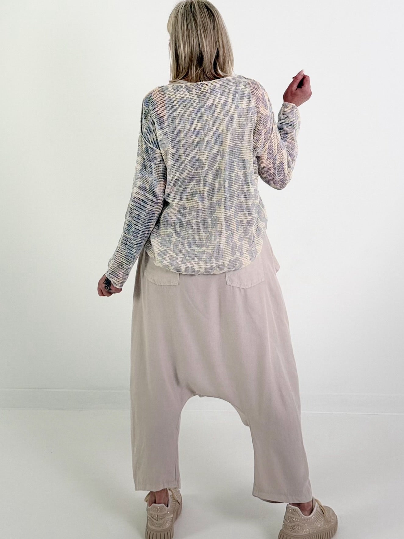 Netzpulli mit Leo-Muster - creme-hellblau