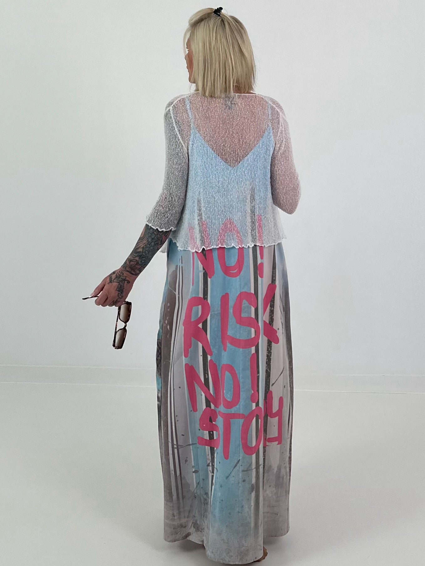 Long dress with a printed design and side pockets - light blue multi-colored