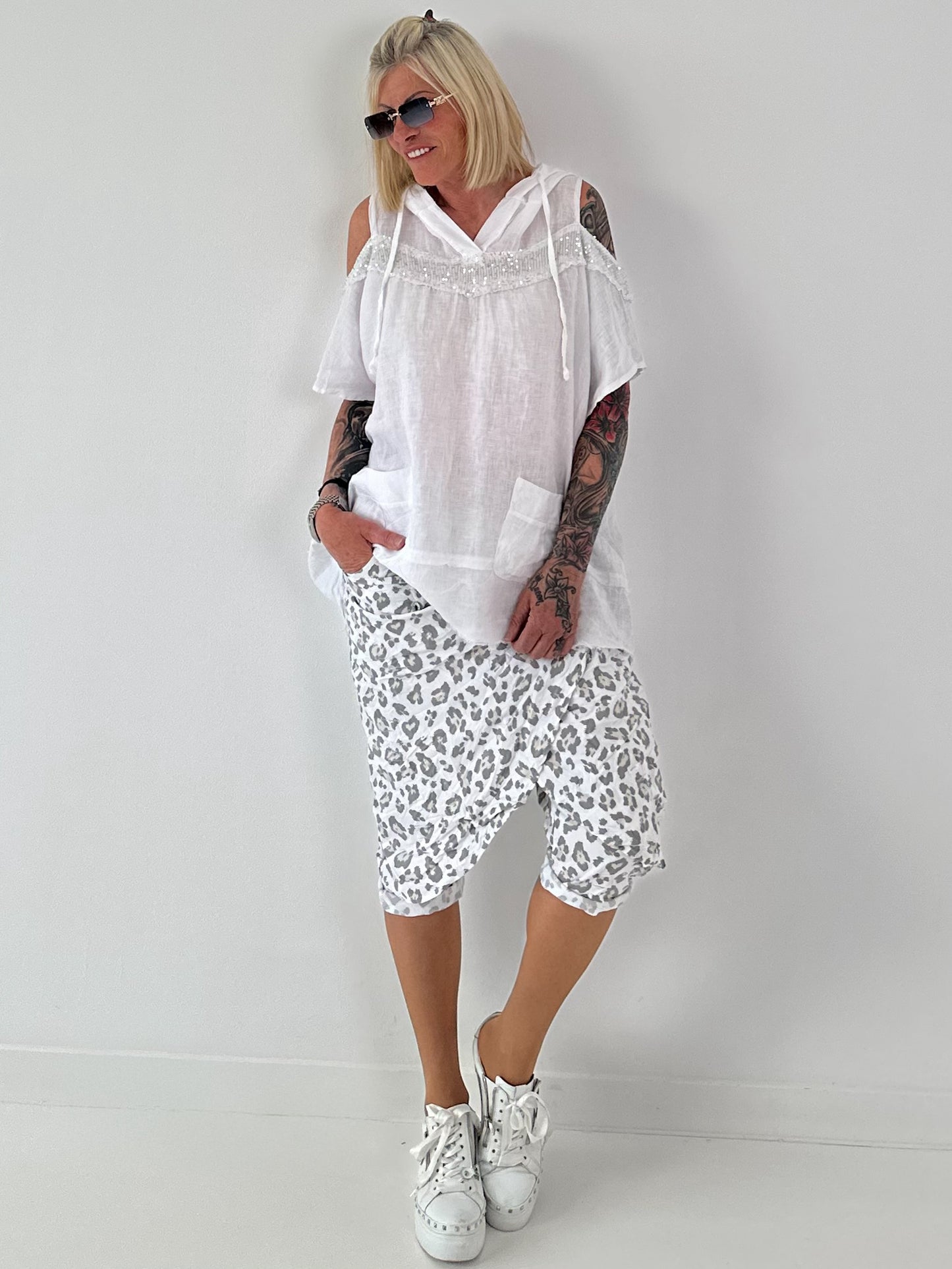 Leinen Shirt mit Pailletten und Cold Shoulder - weiss