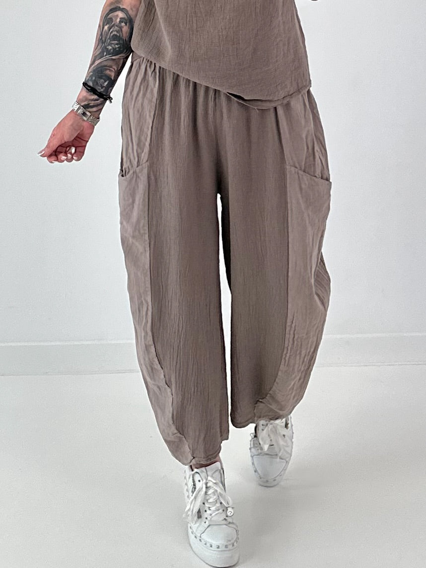 Grobe Hose im Materialmix mit großen Taschen - taupe