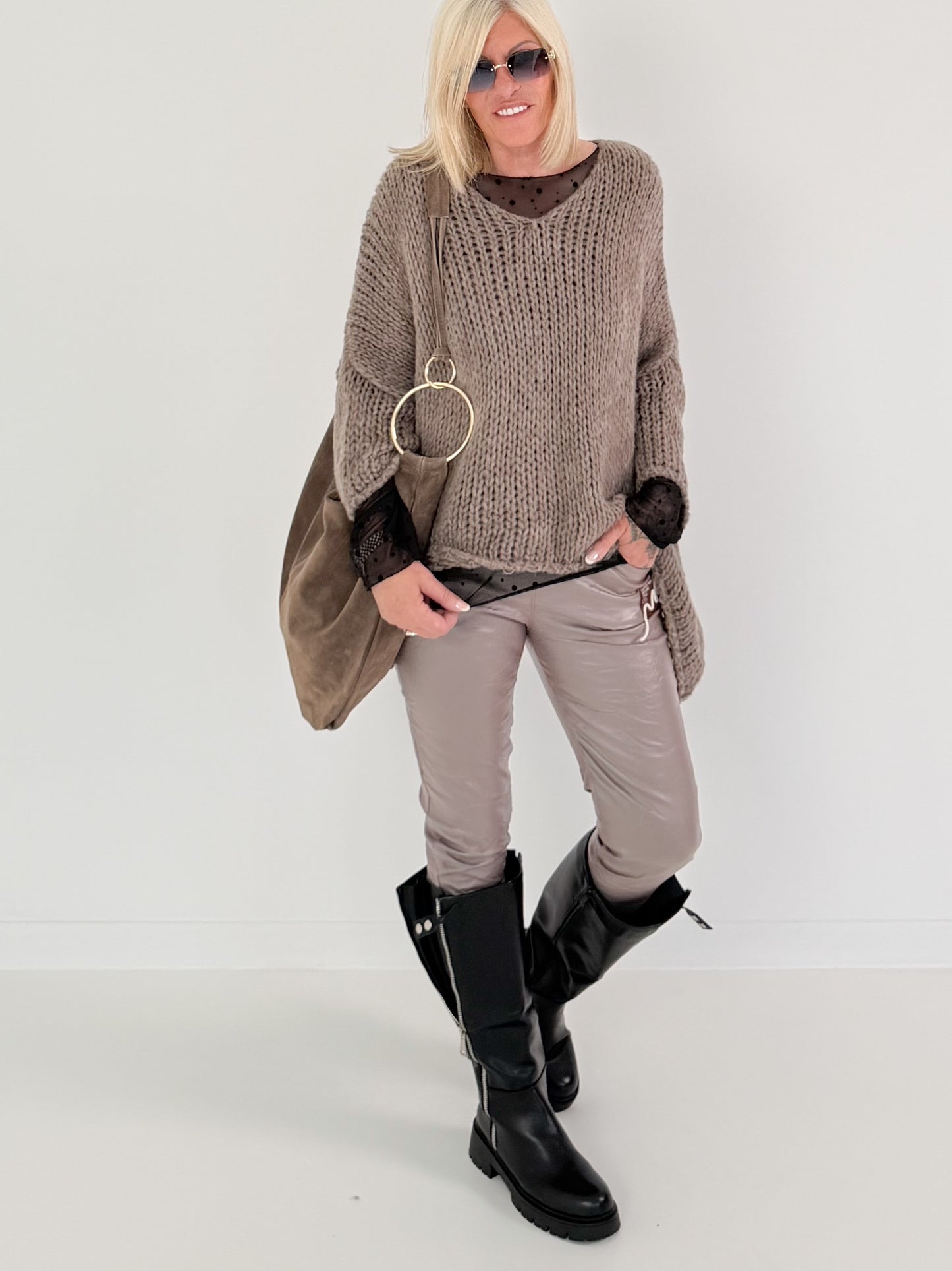 Vegane Lederhose mit Patch - taupe