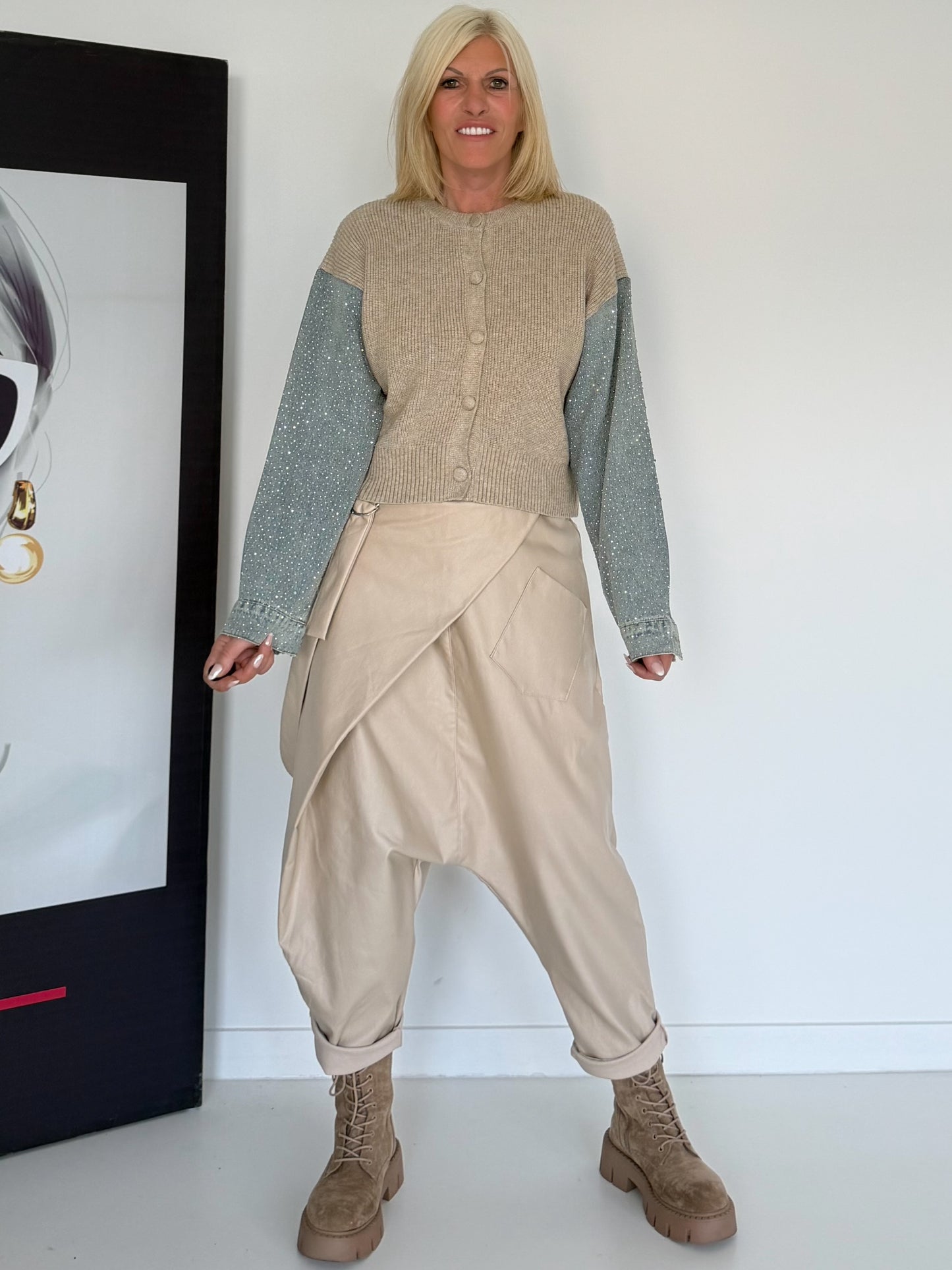Strickjacke mit strassbesetzten Denim-Ärmeln - beige-denim