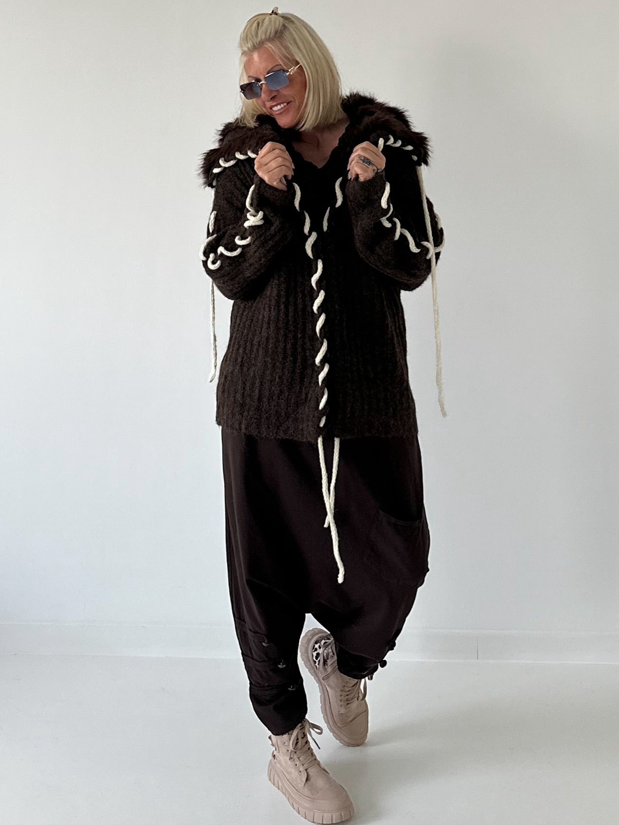 Cuddly knit cardigan with XXL fur collar - mocha