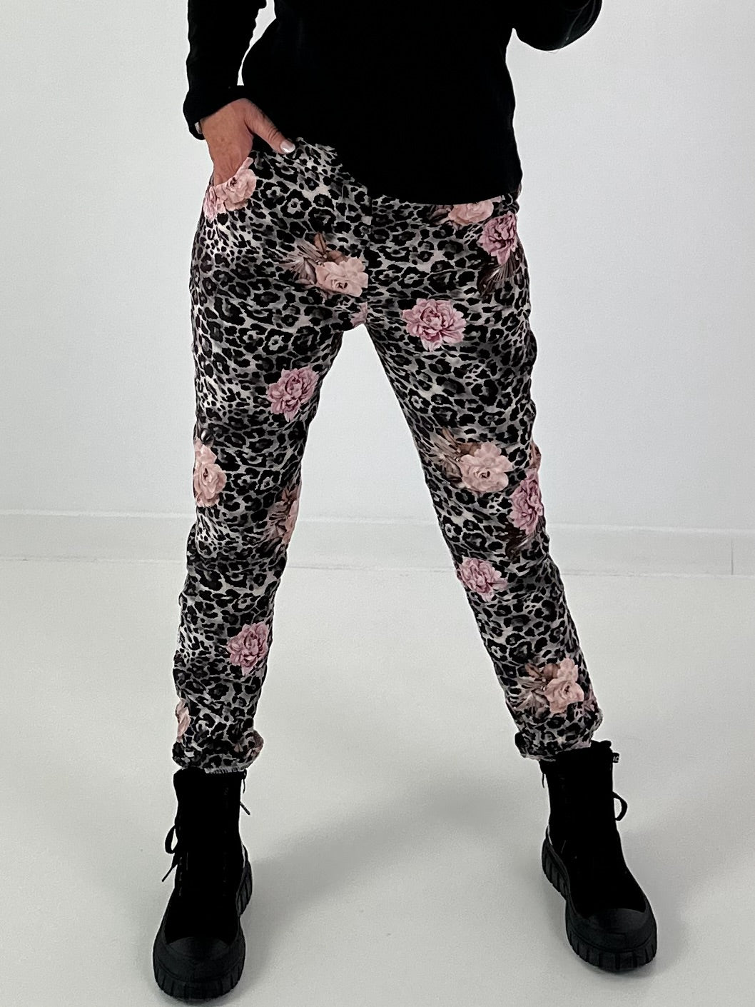 Hose in Wildleder-Optik mit Leo Print und floralem Muster - grau - mehrfarbig