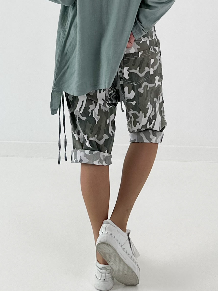 Kurze Baggy Camouflage Look - khaki-weiss-mehrfarbig