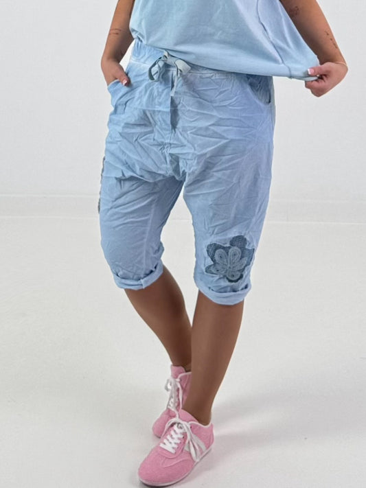 Kurze Baggy mit Häkelblumen und Pailletten - hellblau