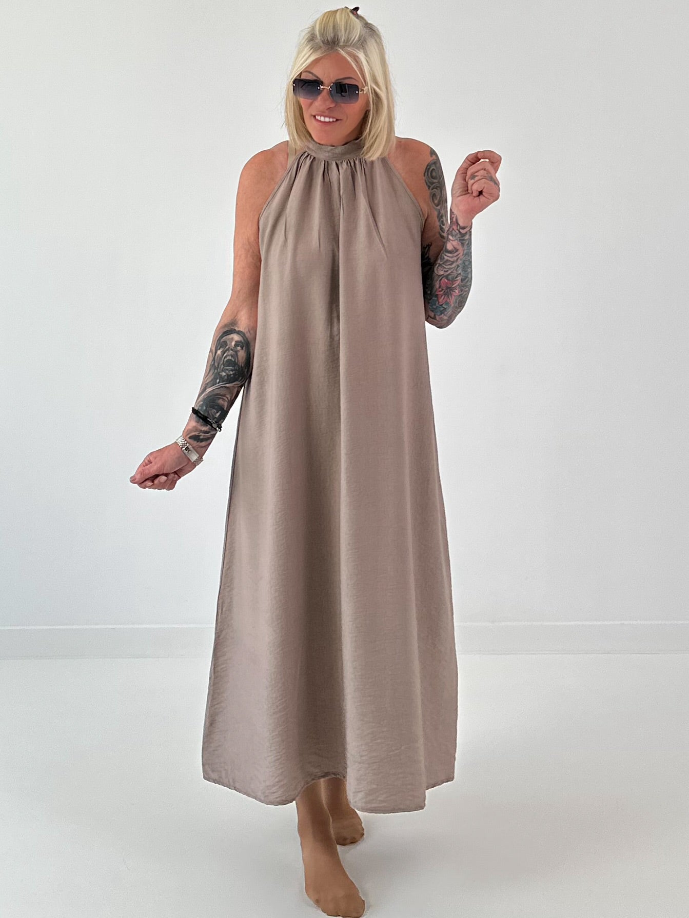 Klassisches Neckholder-Kleid - taupe