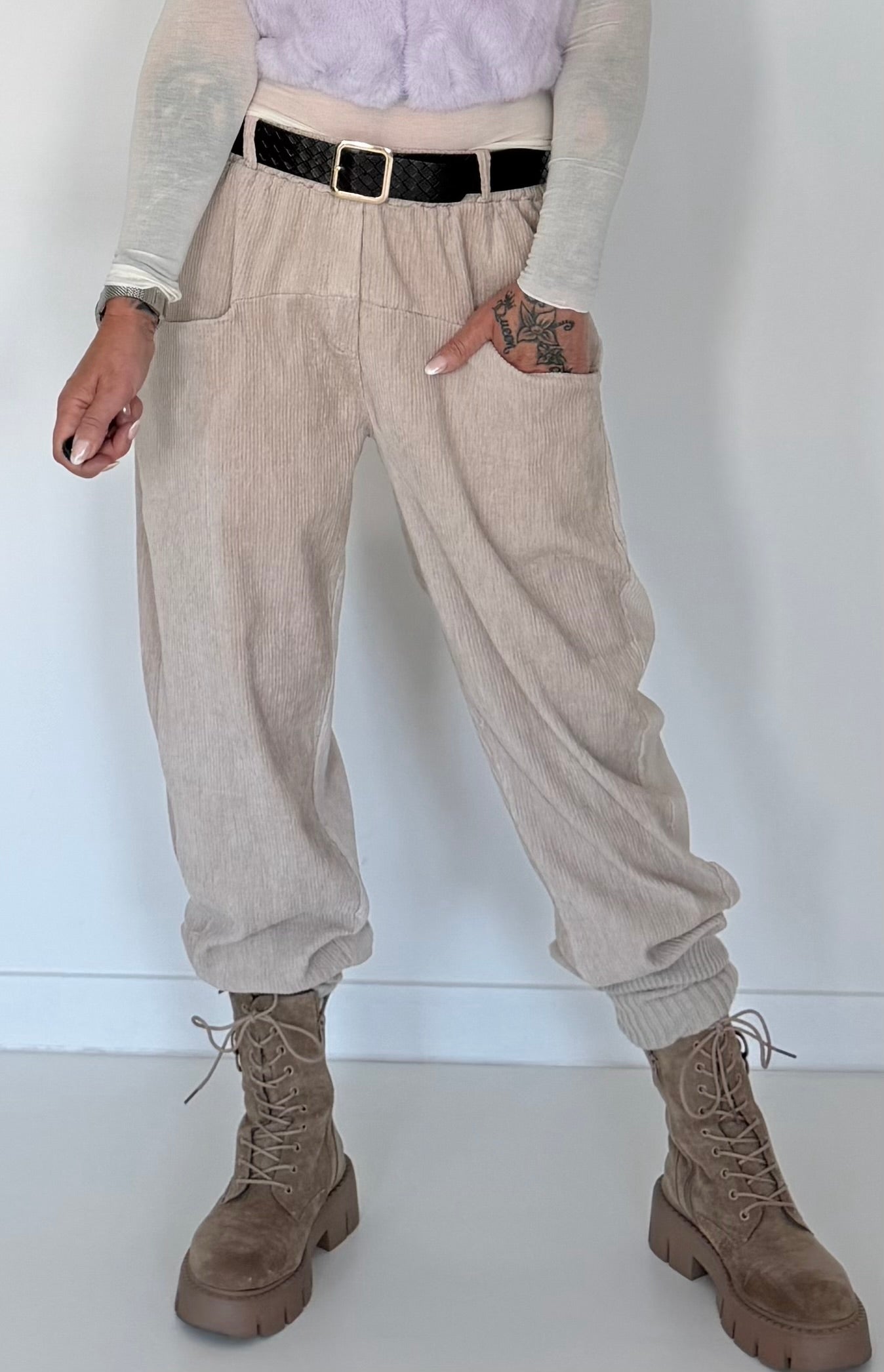 Cordhose mit Gürtel - beige ( lieferbar ab ca. 18.09.26))