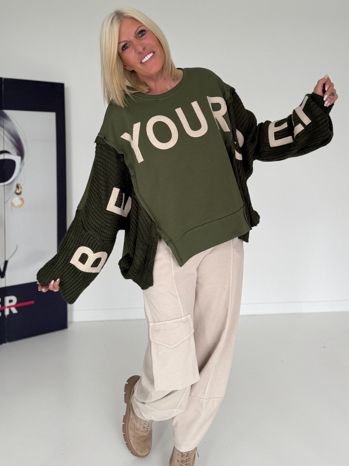 Sweater mit Strickeinsätzen - oliv