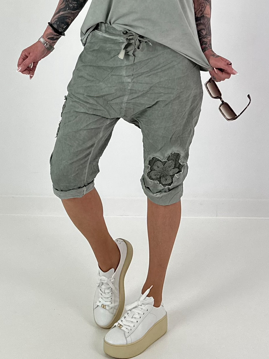 Short baggy shorts with crocheted flowers and sequins - khaki