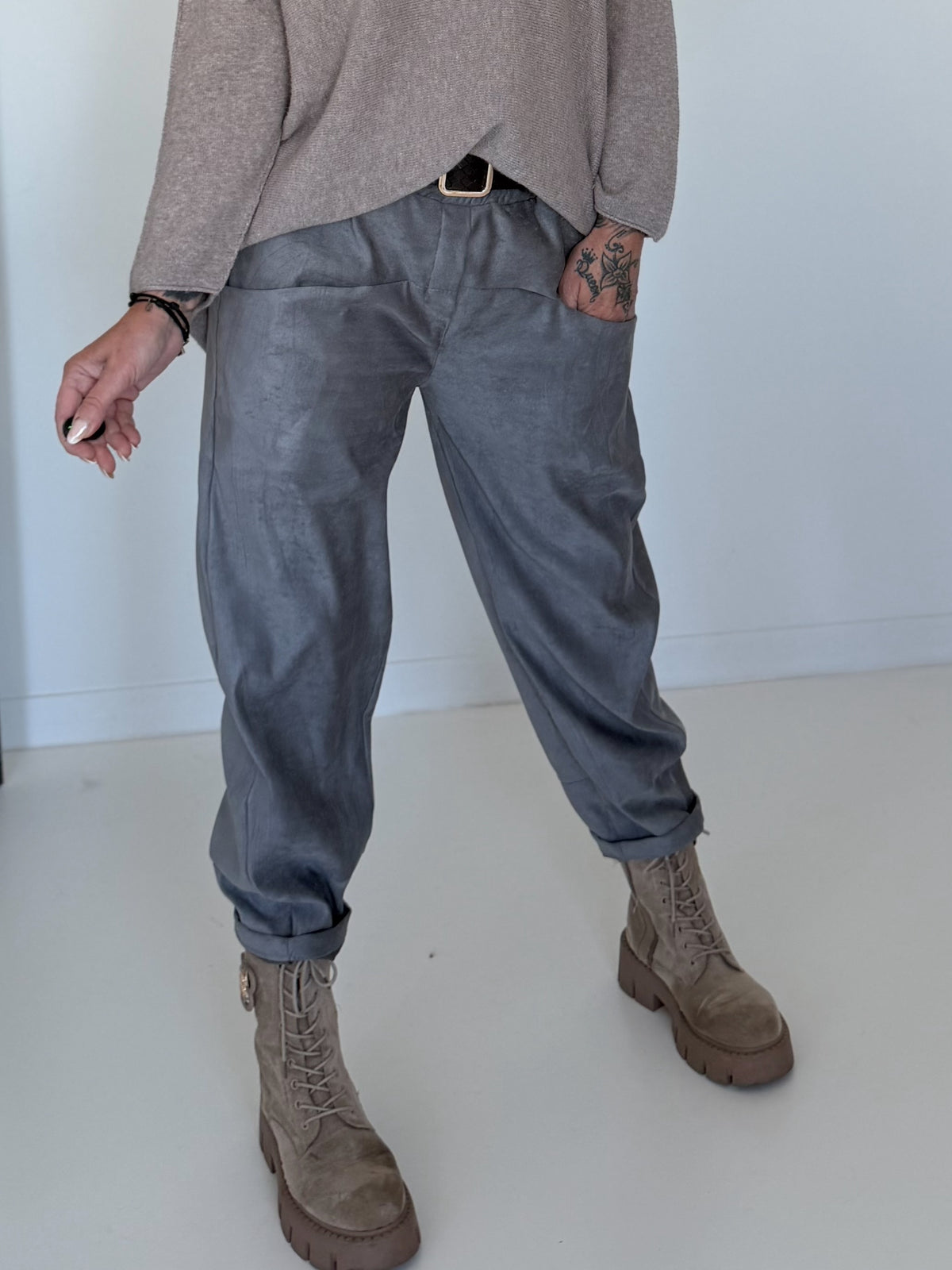 Hose in Wildleder-Optik mit Gürtel - grau