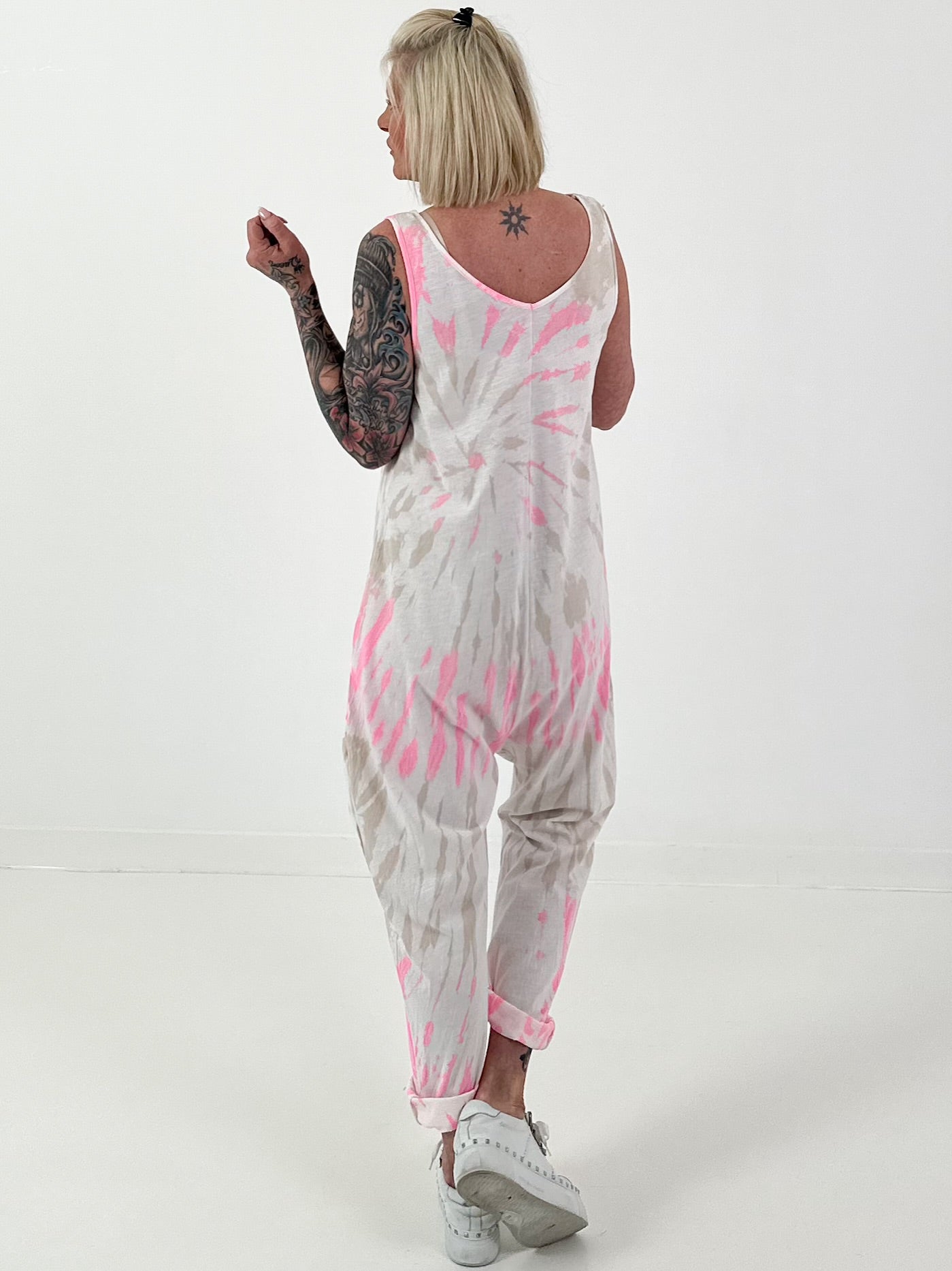 Batik Jumpsuit mit aufgesetzten Cut-Out Taschen - weiss-neonpink-beige
