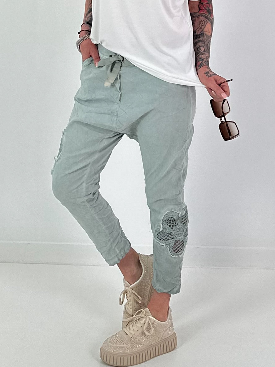 Baggy/Boyfriend broek met gehaakte bloemen aan de zijkant - kaki