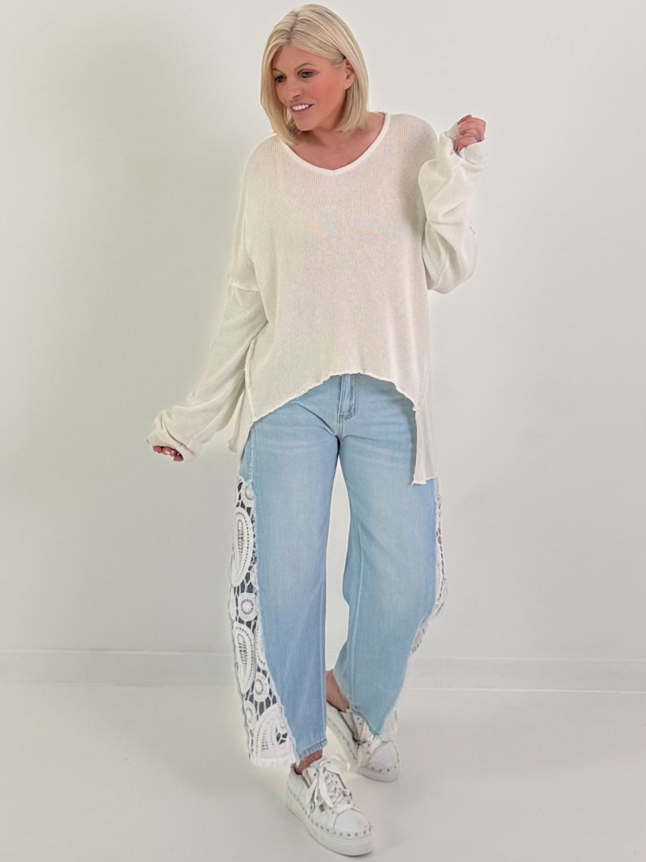 Jeans mit seitlichen Häkeleinsätzen - light-denim