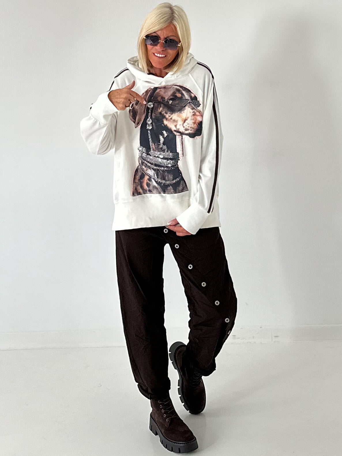 Stylisches Sweatshirt  mit großem Patch Dog - weiss