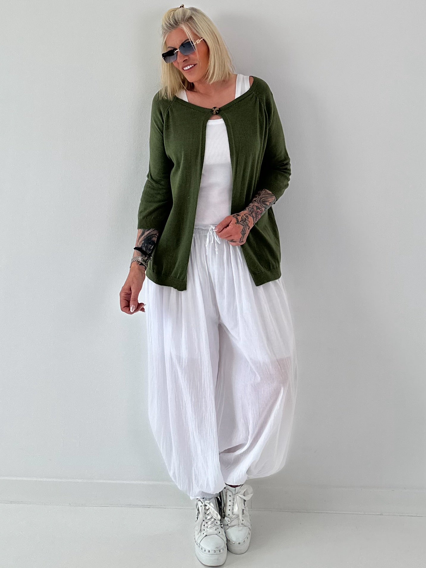Leichte Feinstrickjacke mit Knopf- oliv