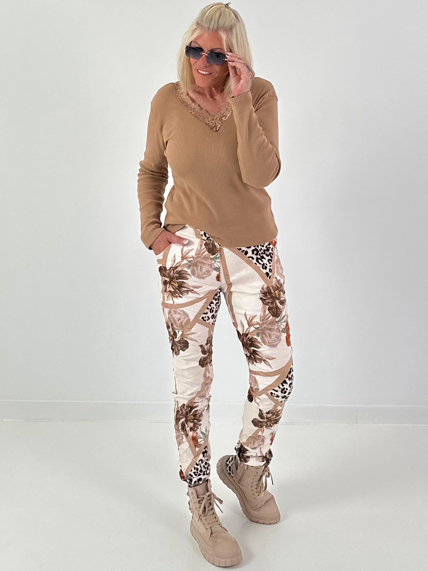 Ripp Shirt mit V-Neck und Spitzendetails - camel