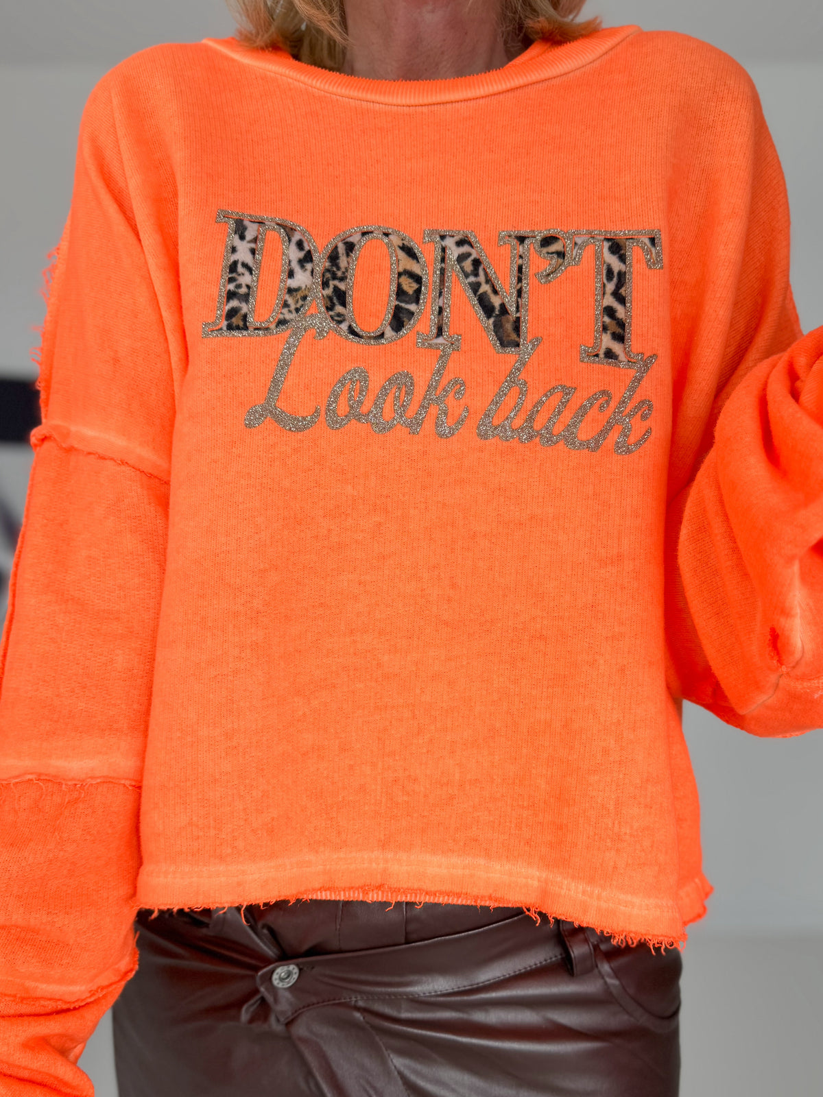 Sweater Don't Look Back - neon orange-leopard
