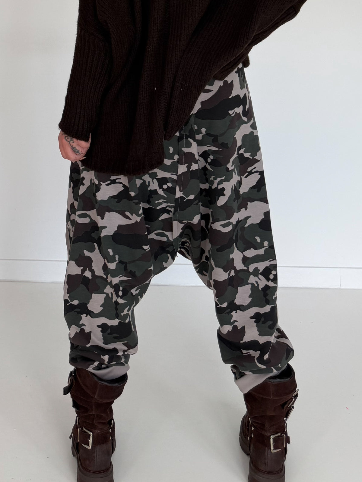 Harembroek met camouflageprint - olijf-taupe-meerkleurig