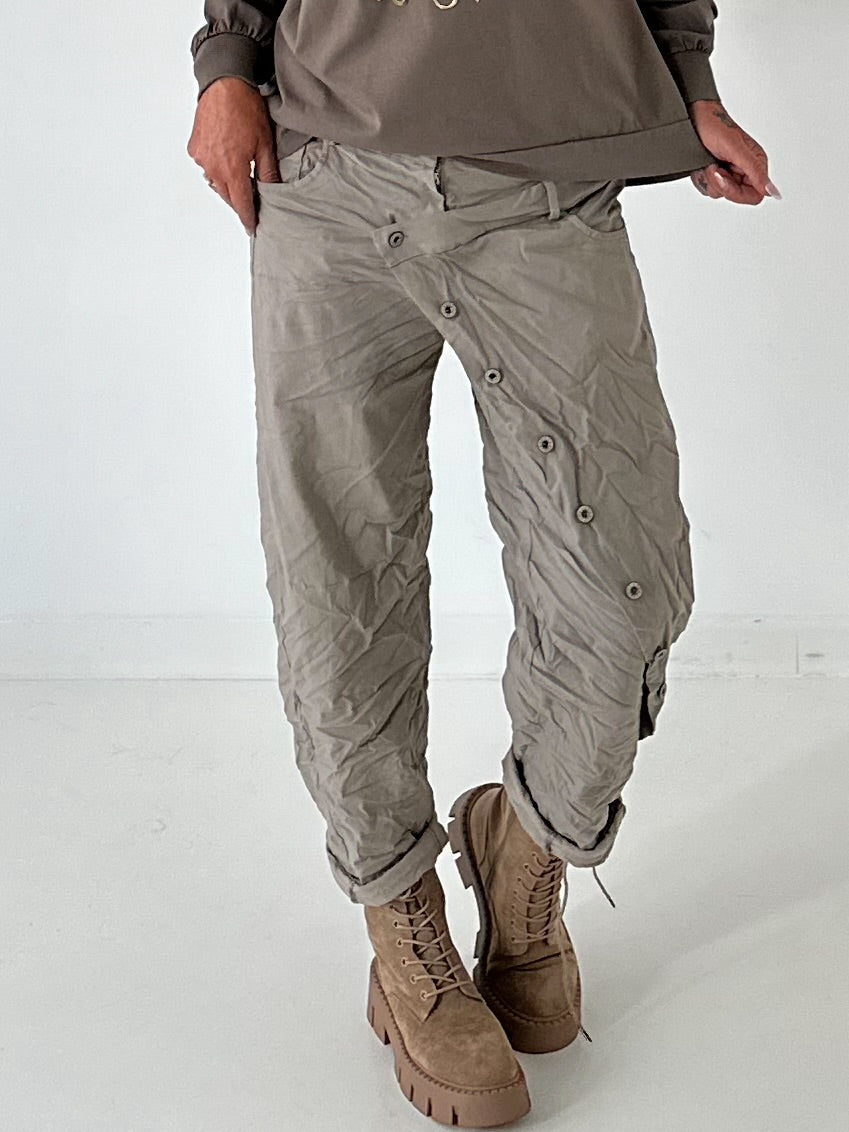 Hose mit elastischem Bund und Knopfleiste quer - taupe