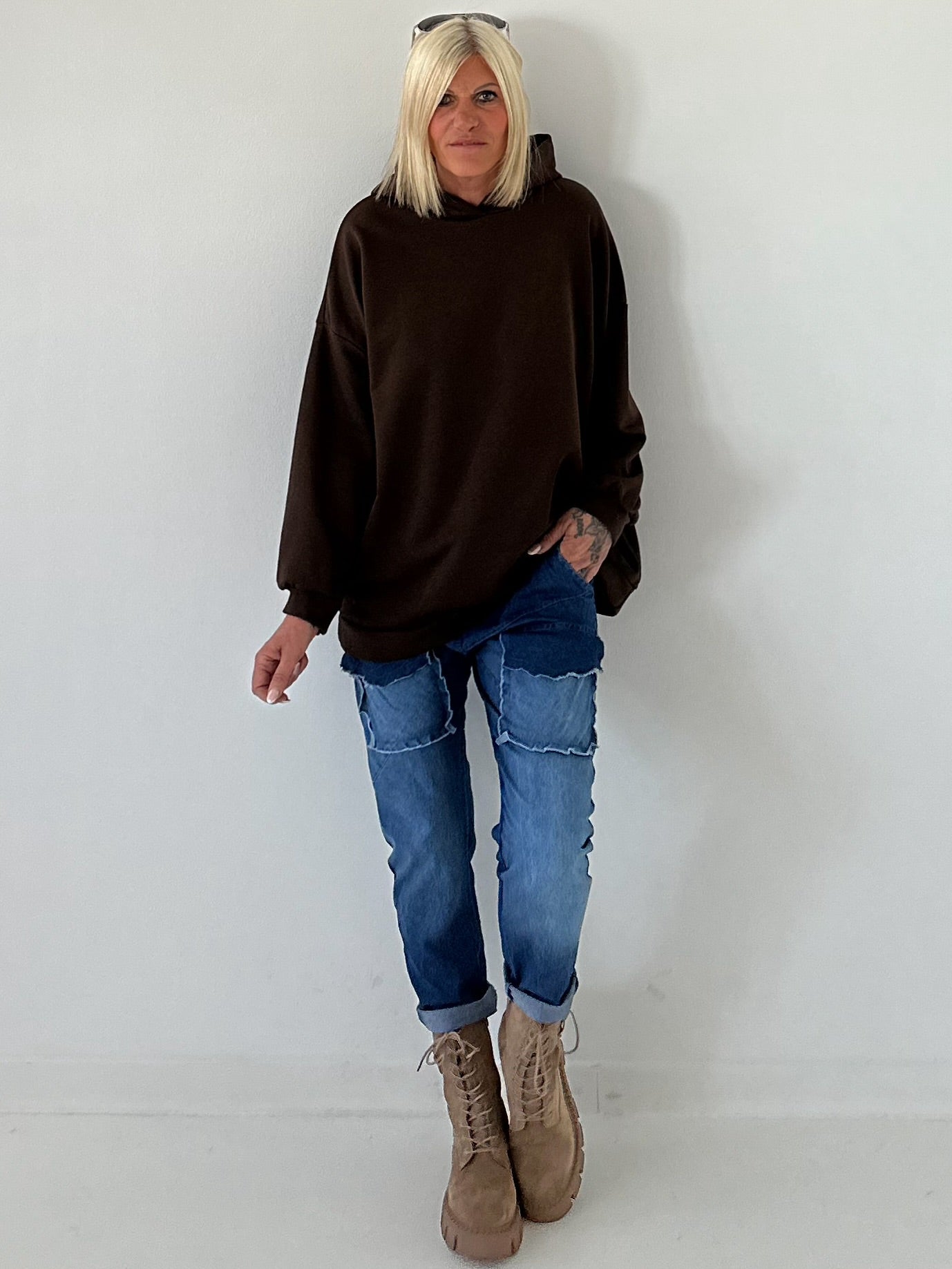 Lässiger Hoodie mit Statement Rückenprint "Pause" - mokka
