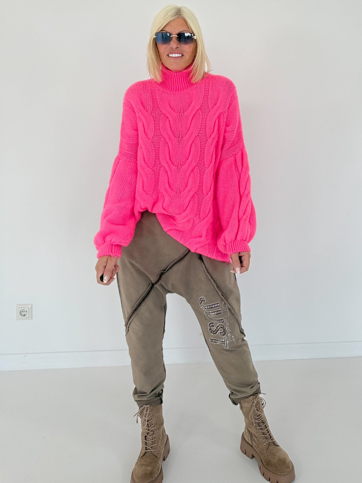 Kuschliger Strickpullover mit Zopfmuster - neonpink