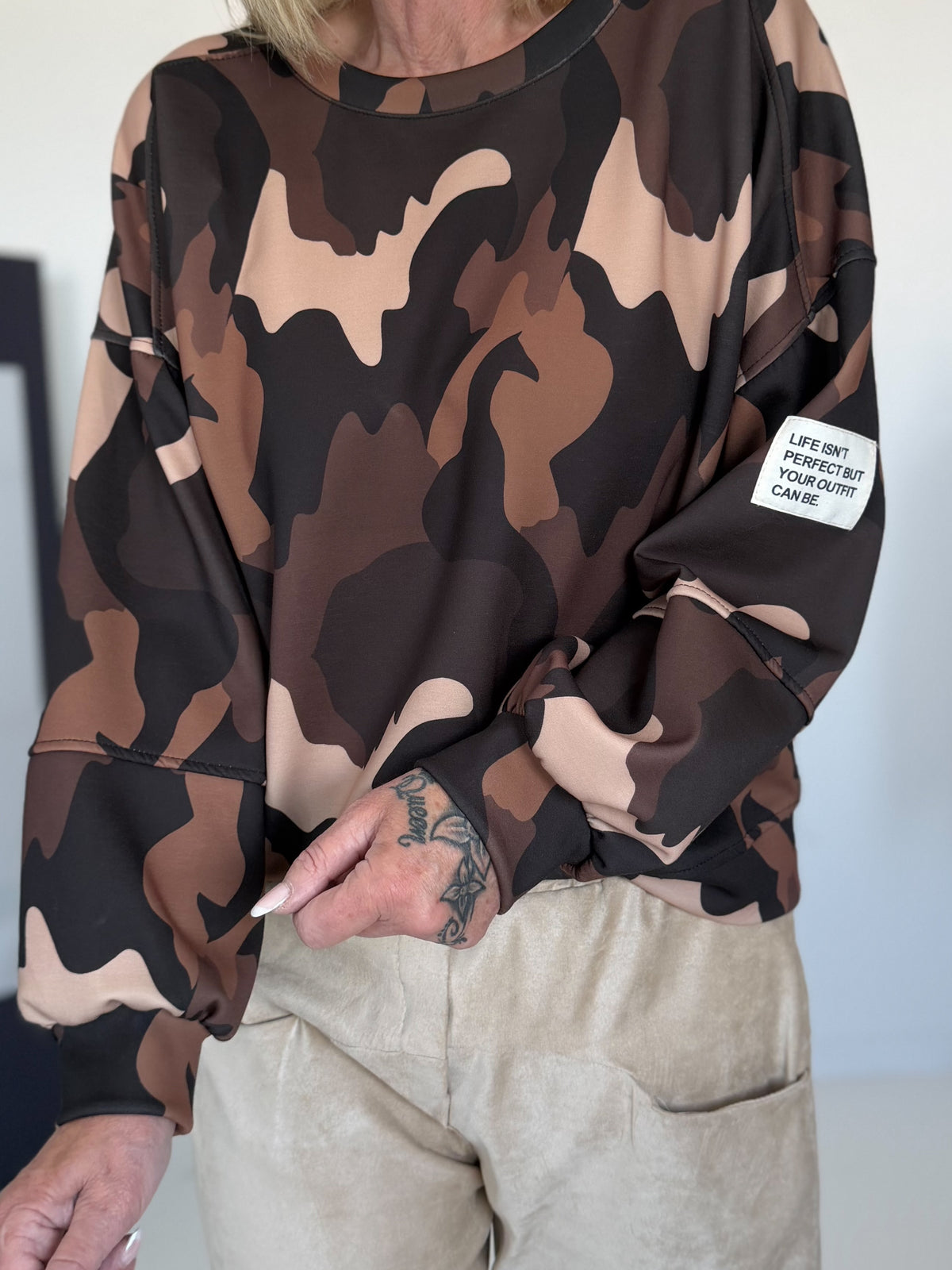 Sweater mit Allover-Camouflage-Print - mokka-camel-mehrfarbig