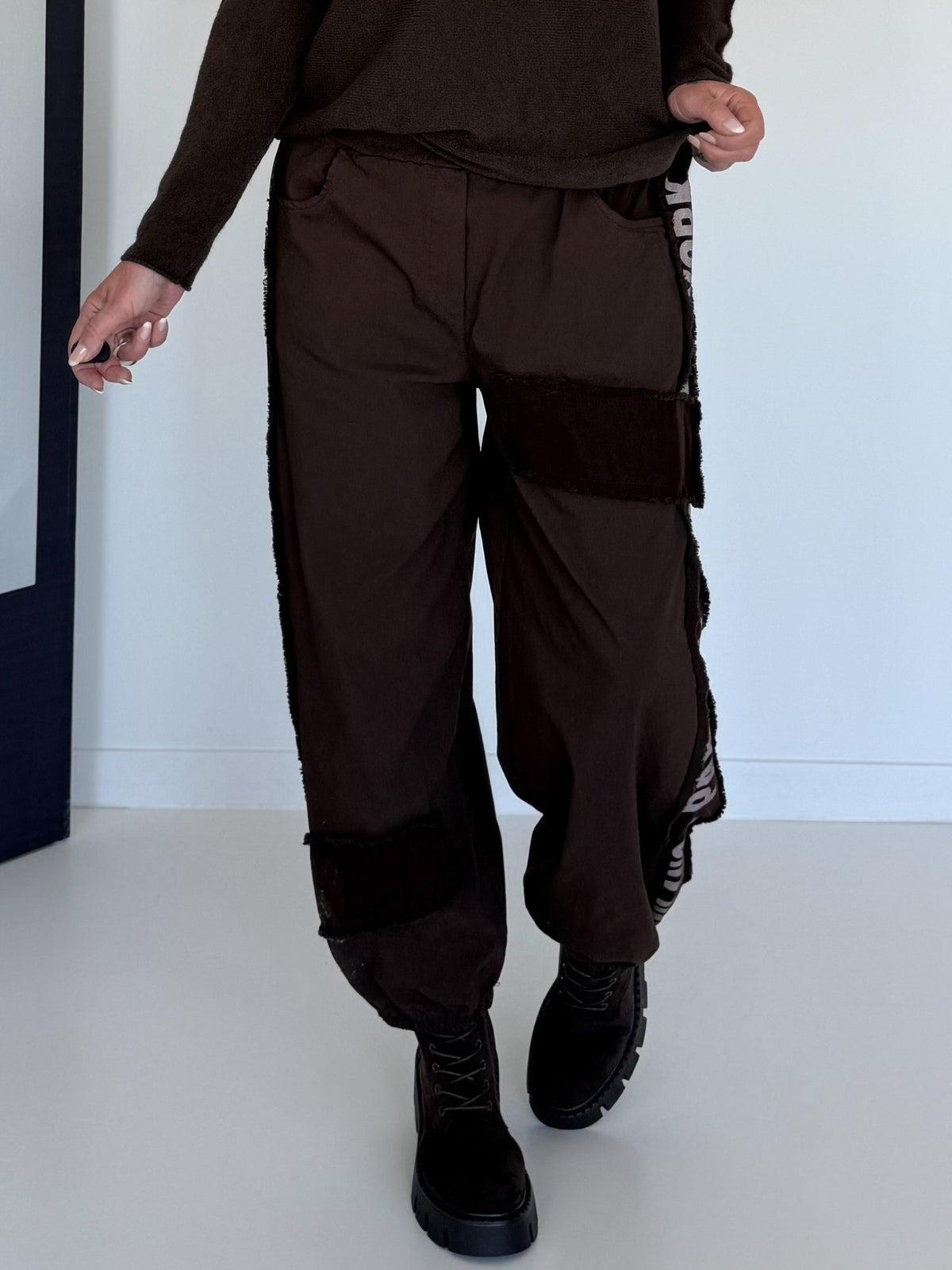 Hose mit City-Statement-Print - mokka