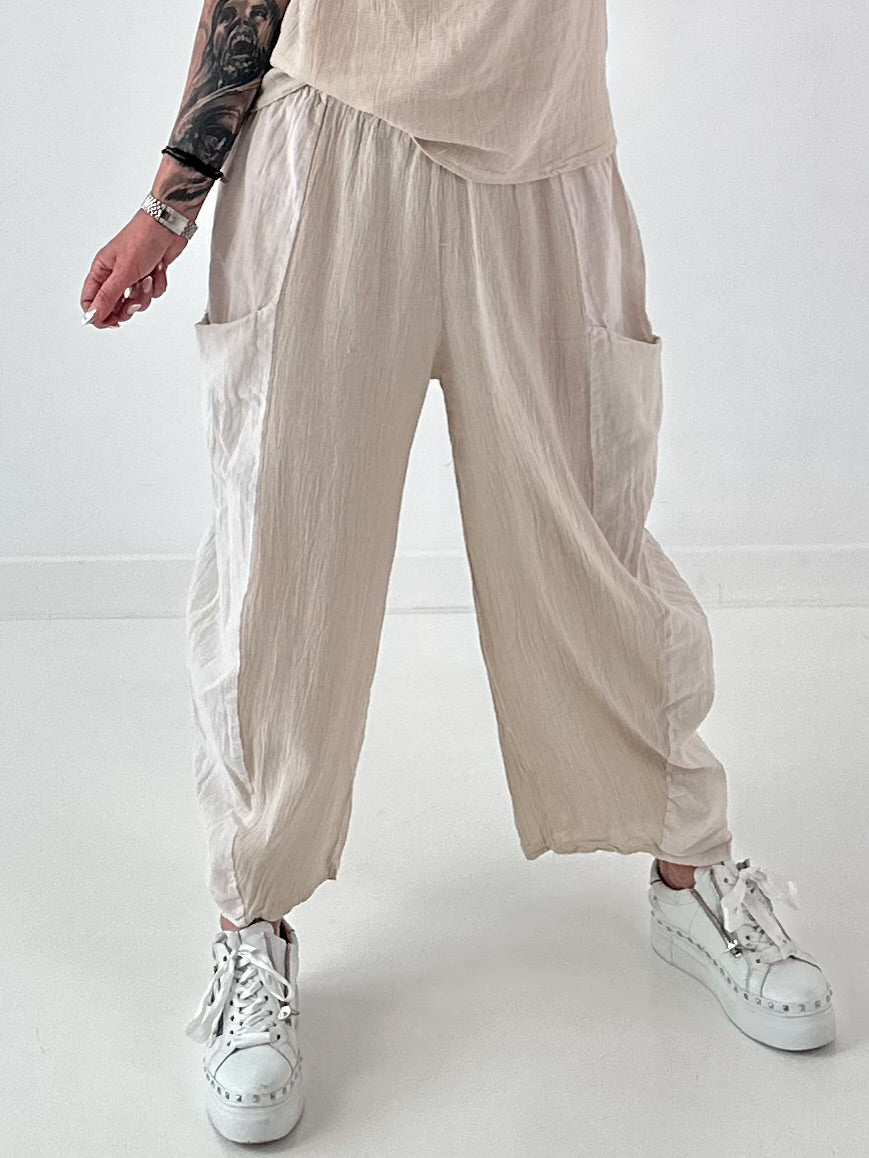 Grobe Hose im Materialmix mit großen Taschen - beige