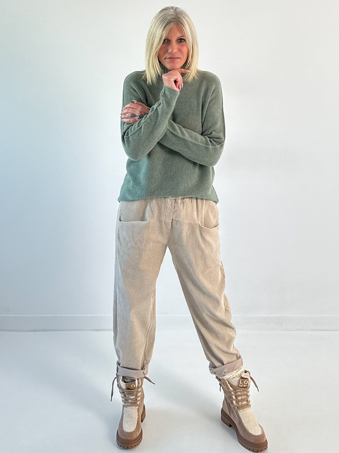 Sweater model "Minimal Chic" - olive