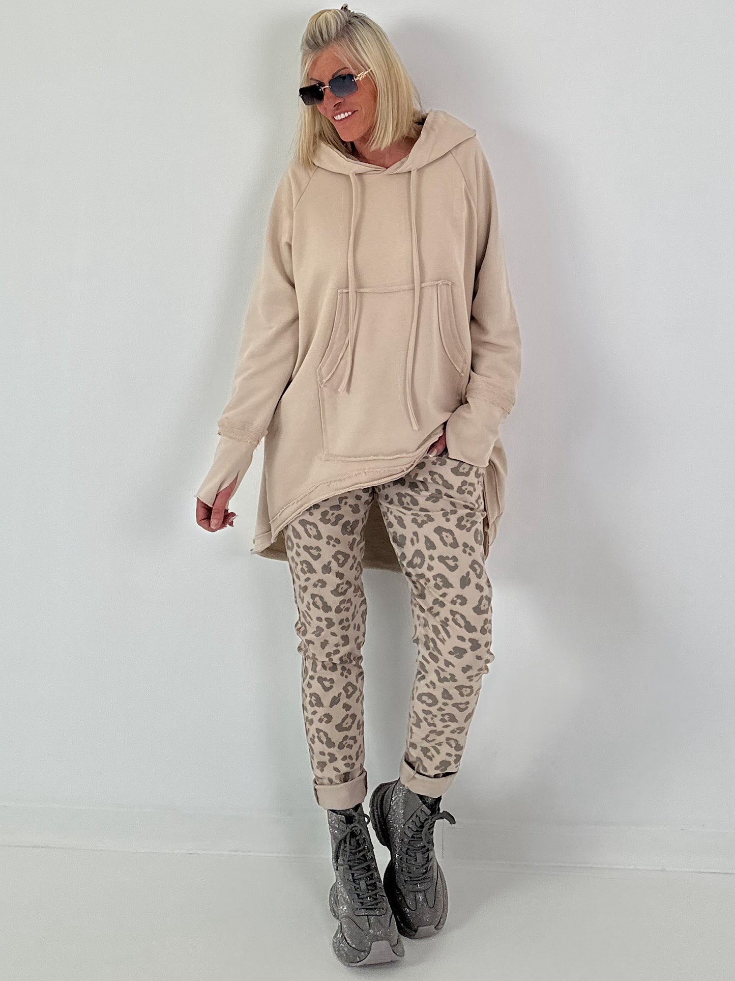 Casual long hoodie with thumbhole - beige