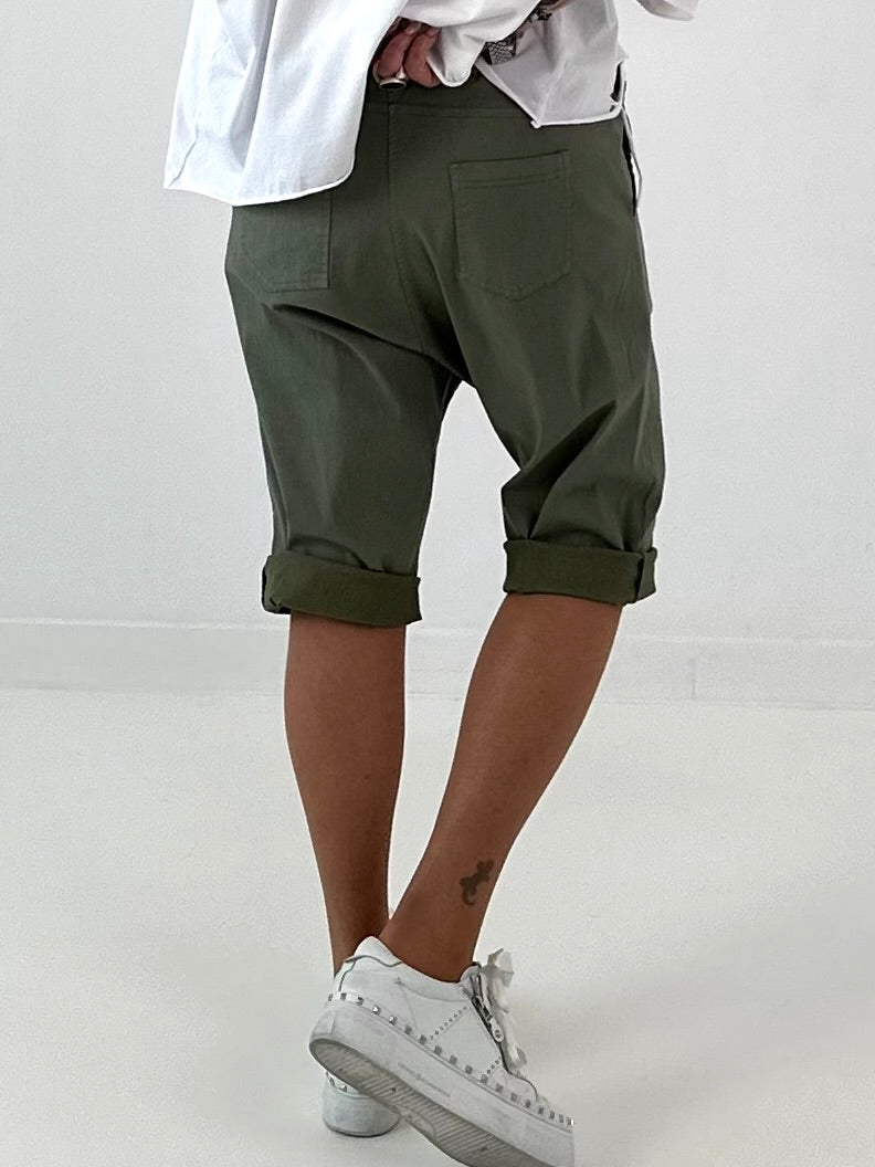 Kurze Baggy mit breiten Nähten -khaki
