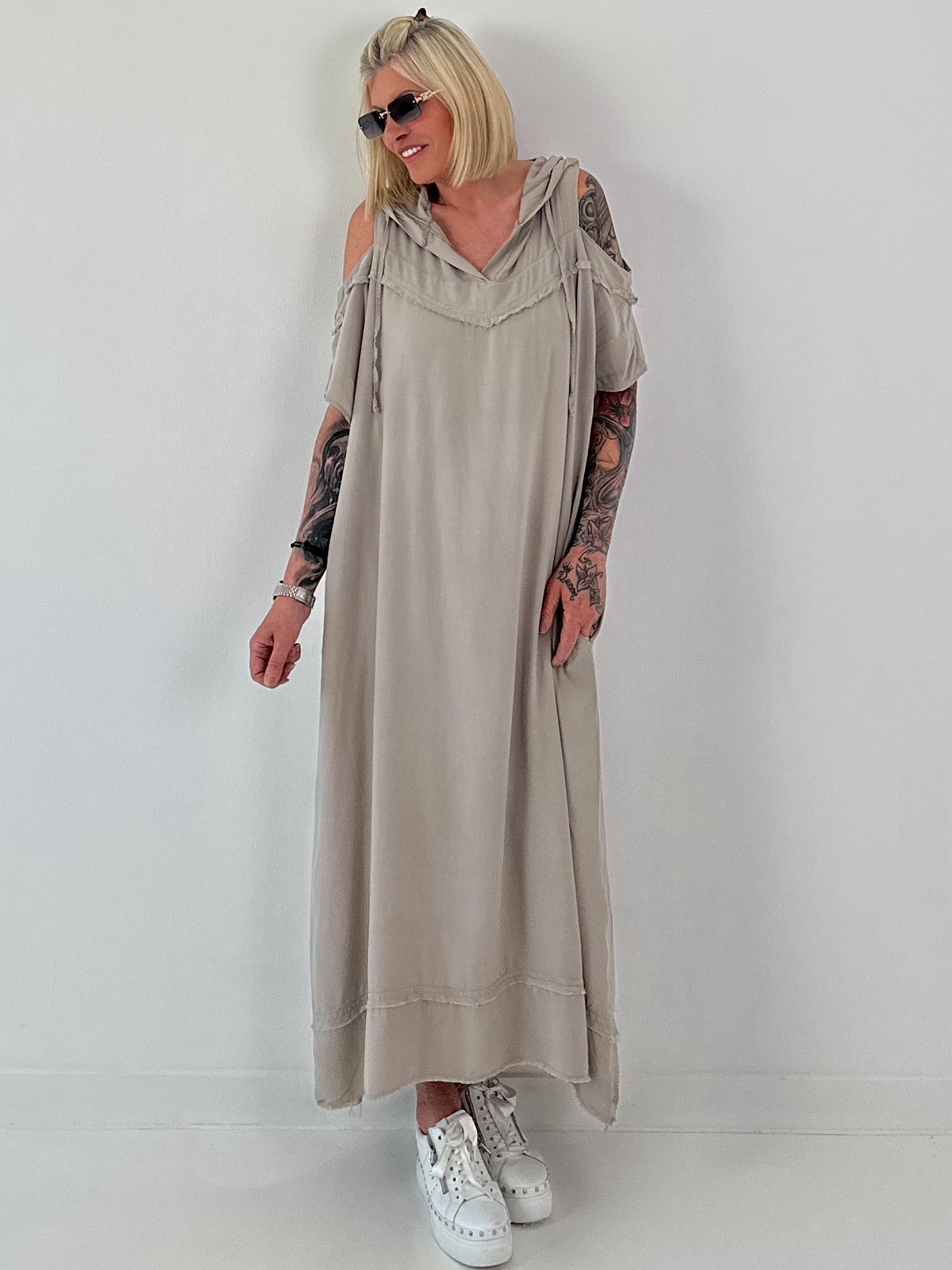 Cold shoulder dress with hood - taupe