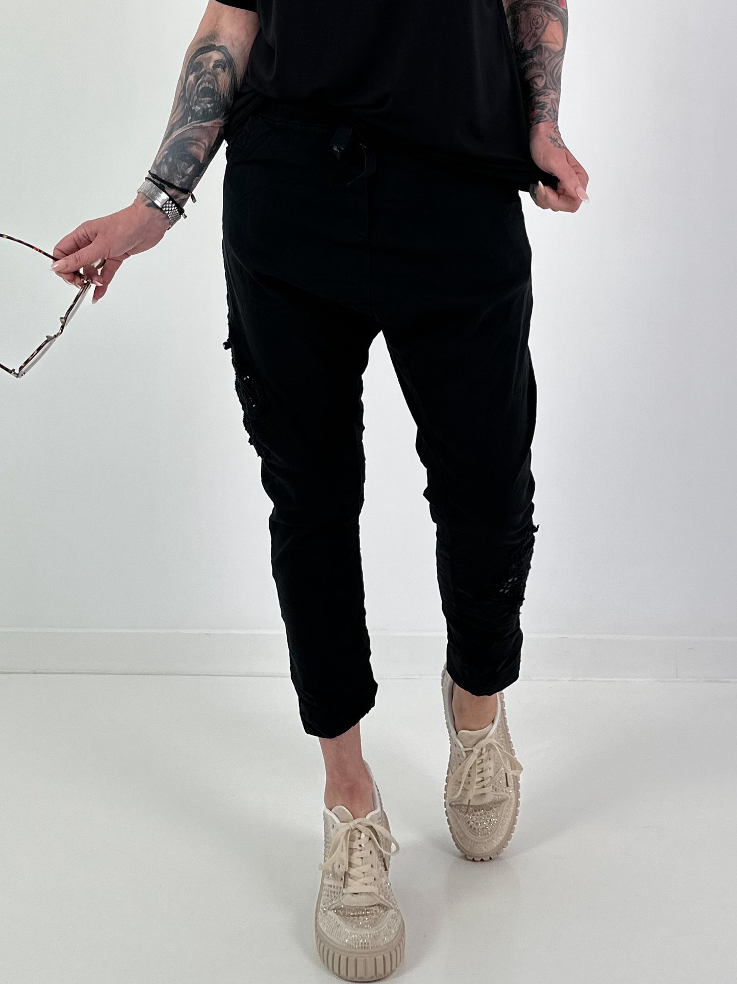 Baggy/Boyfriend Hose mit seitlichen Häkelblumen - schwarz