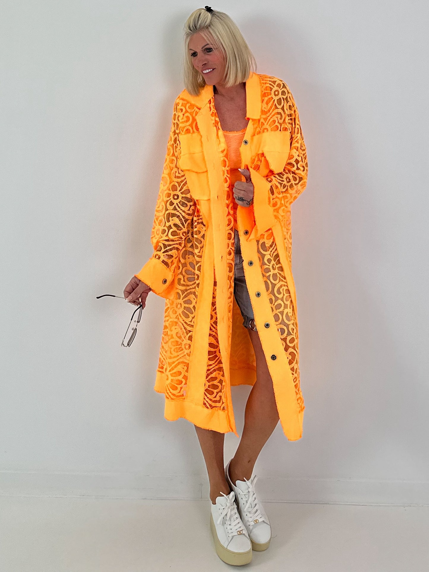 Jeansmantel mit floralem Netzeinsatz - neonorange