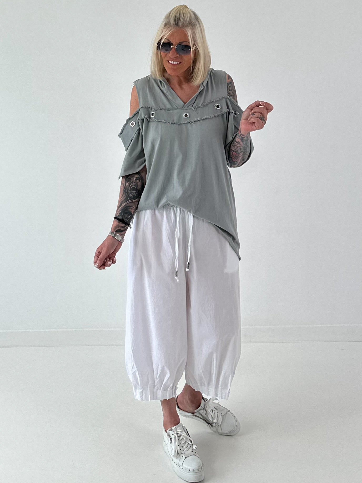 Hoodie Shirt mit Cut Out Shoulder - grau