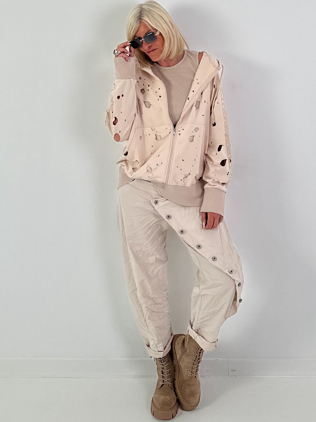 Stylische Sweatshirt Jacke mit großem Rückenpatch Tiger- beige