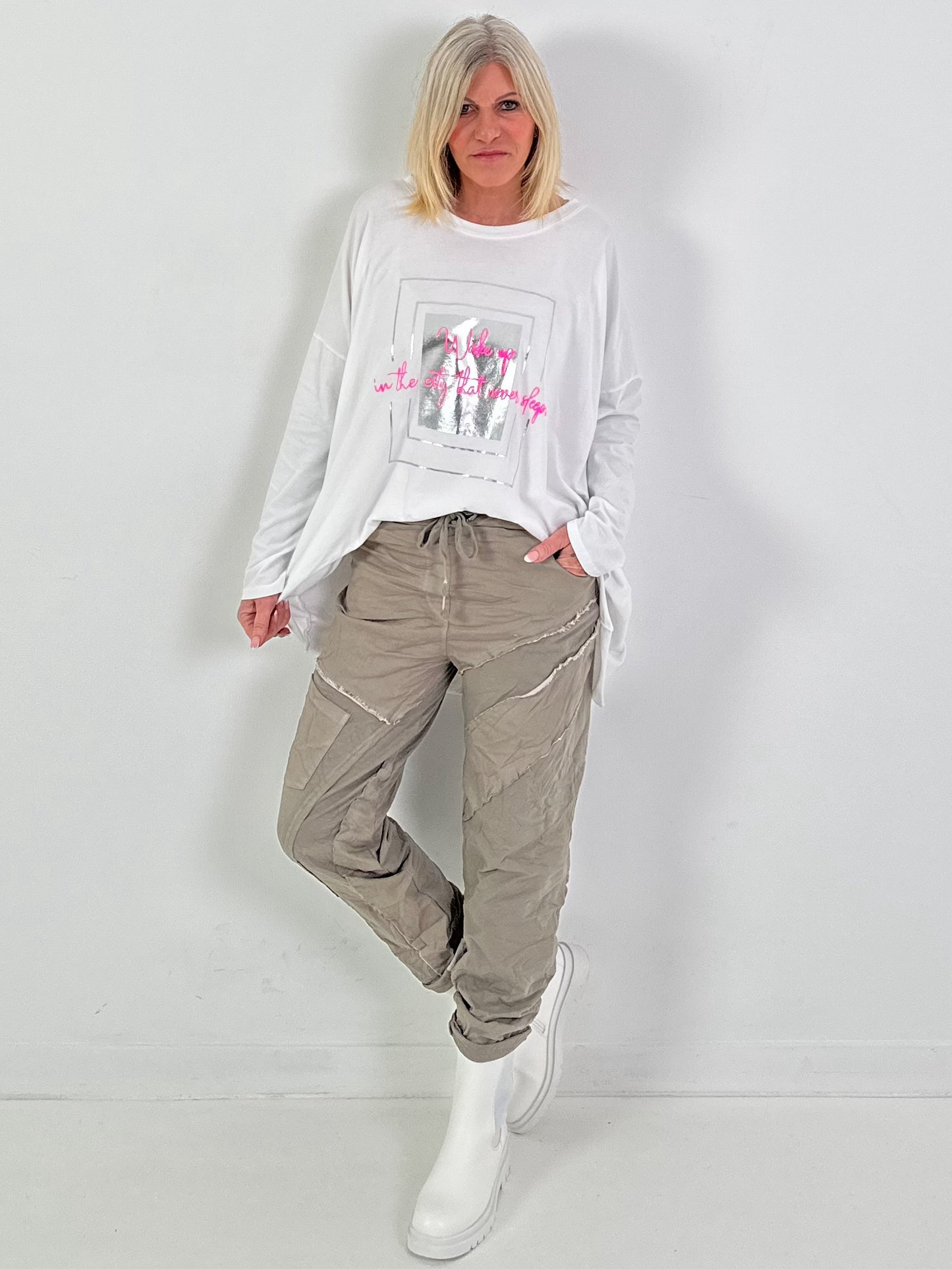 Oversized Shirt Modell "wake up in a City that never sleeps"weiss