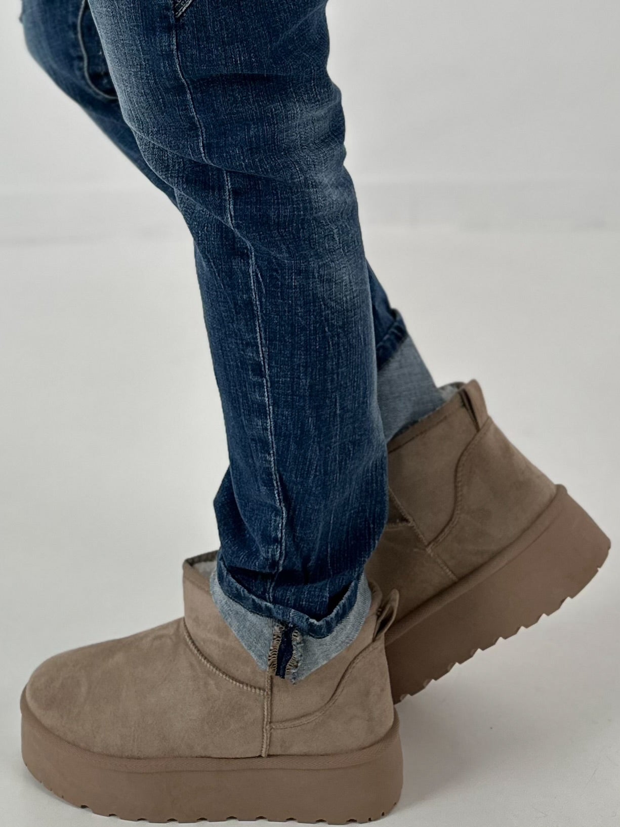 Cozy low boat model "Cloudie" - taupe