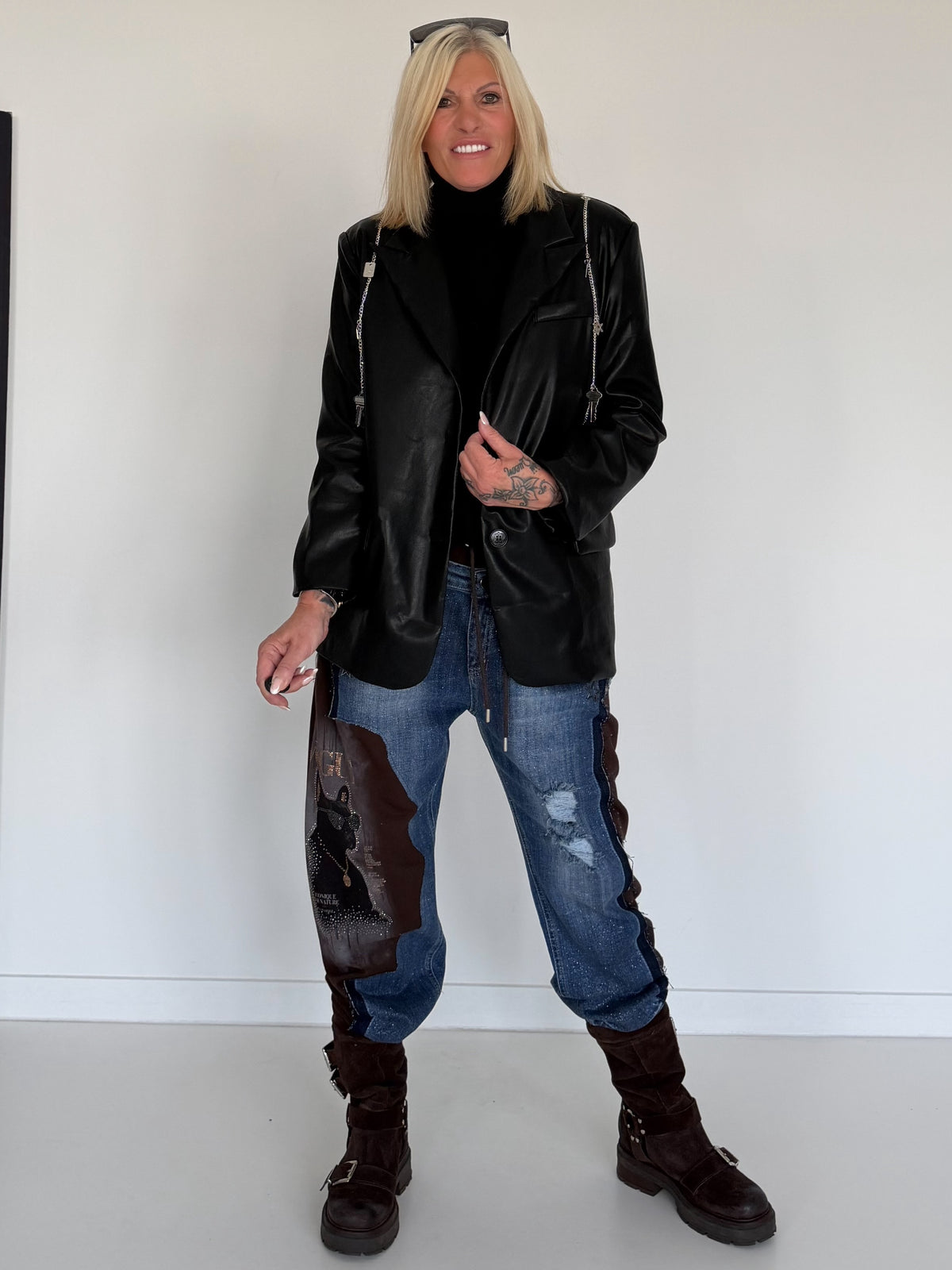Stylischer Blazer in Lederoptik mit abnehmbaren Kettenelementen - schwarz