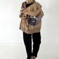 Stylische Sweatshirt Jacke mit großem Rückenpatch Comic - camel
