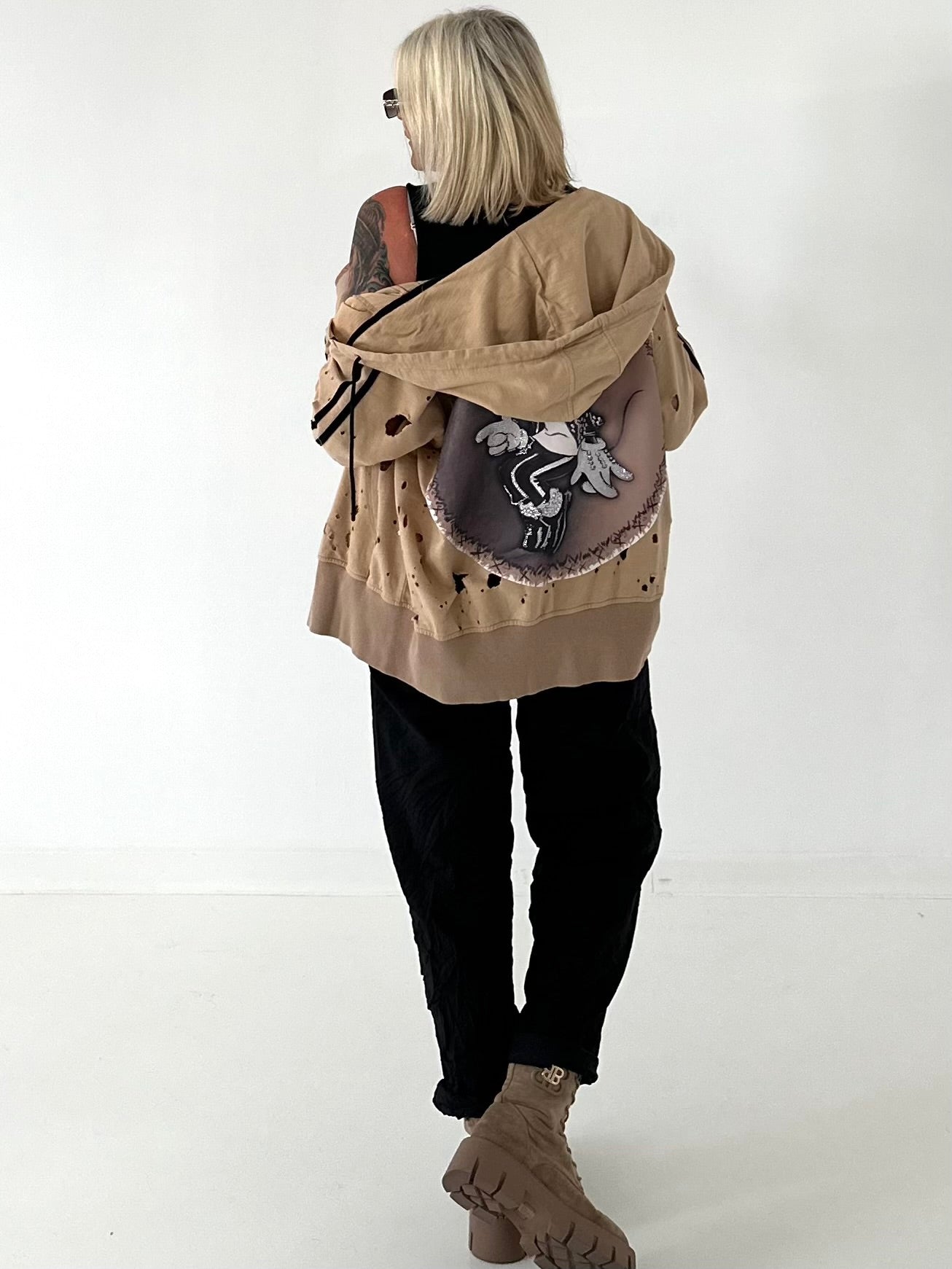 Stylische Sweatshirt Jacke mit großem Rückenpatch Comic - camel