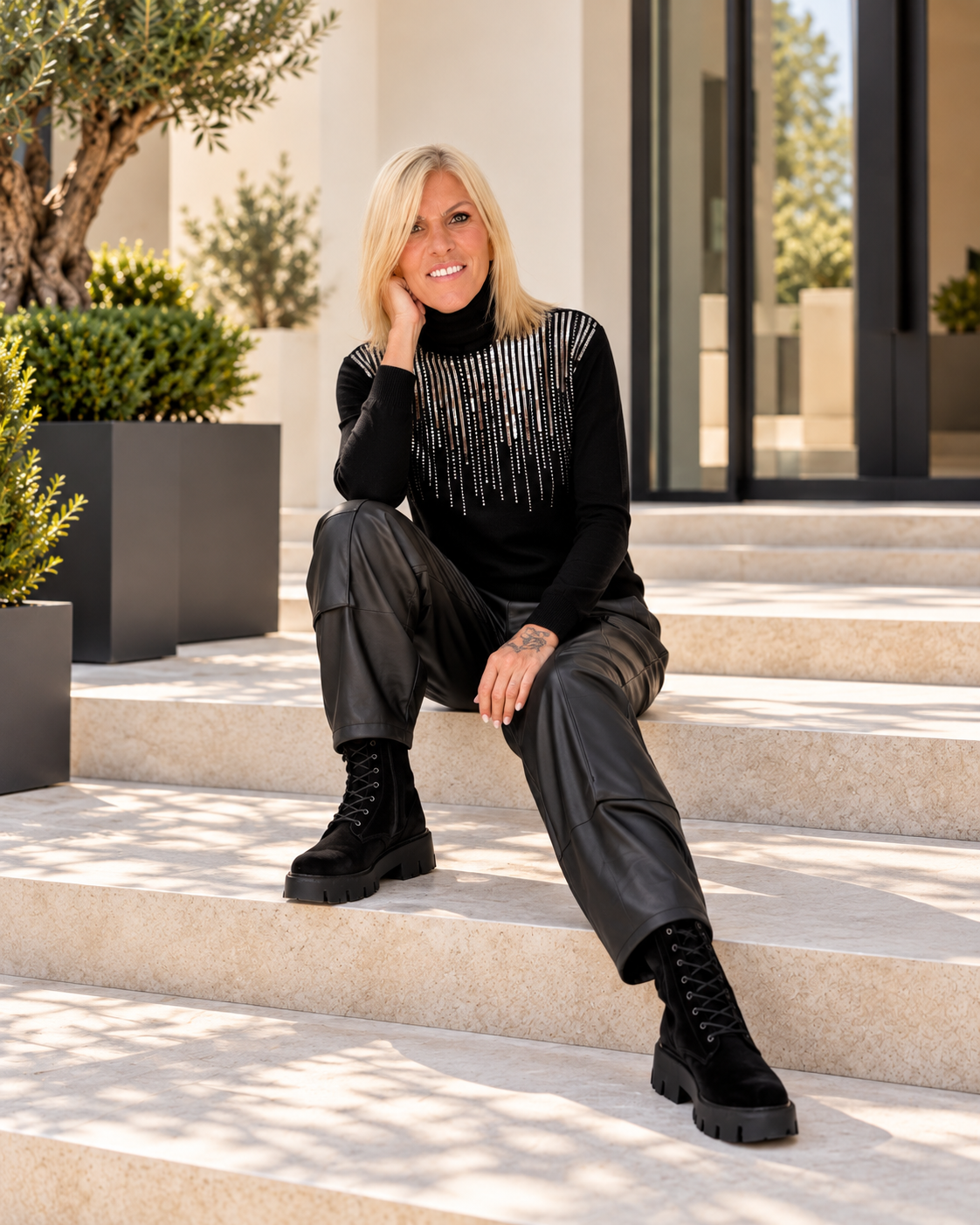 Rollkragenpullover mit Pailletten - schwarz