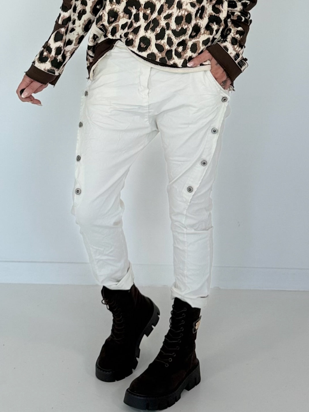 Hose mit elastischem Bund und seitlichen Knopfleisten - creme