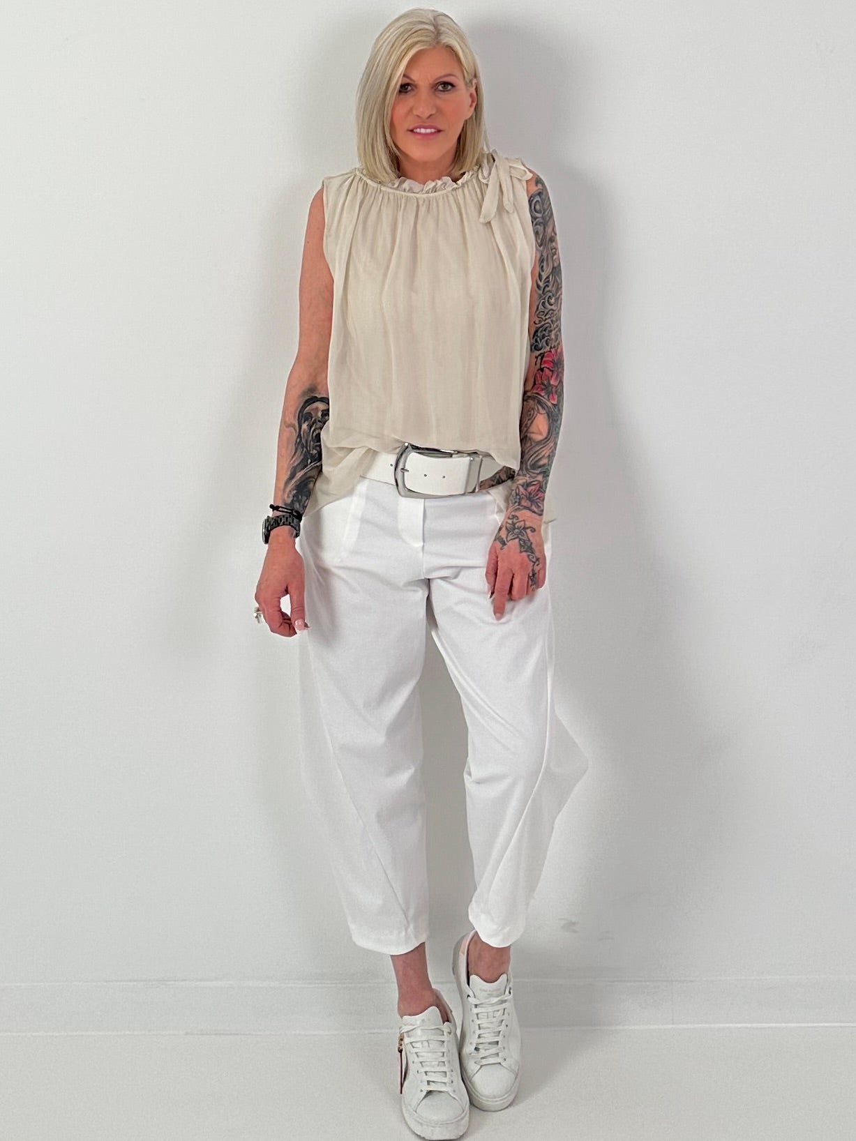 Seidentop mit Rüschenkragen und Schleife - beige