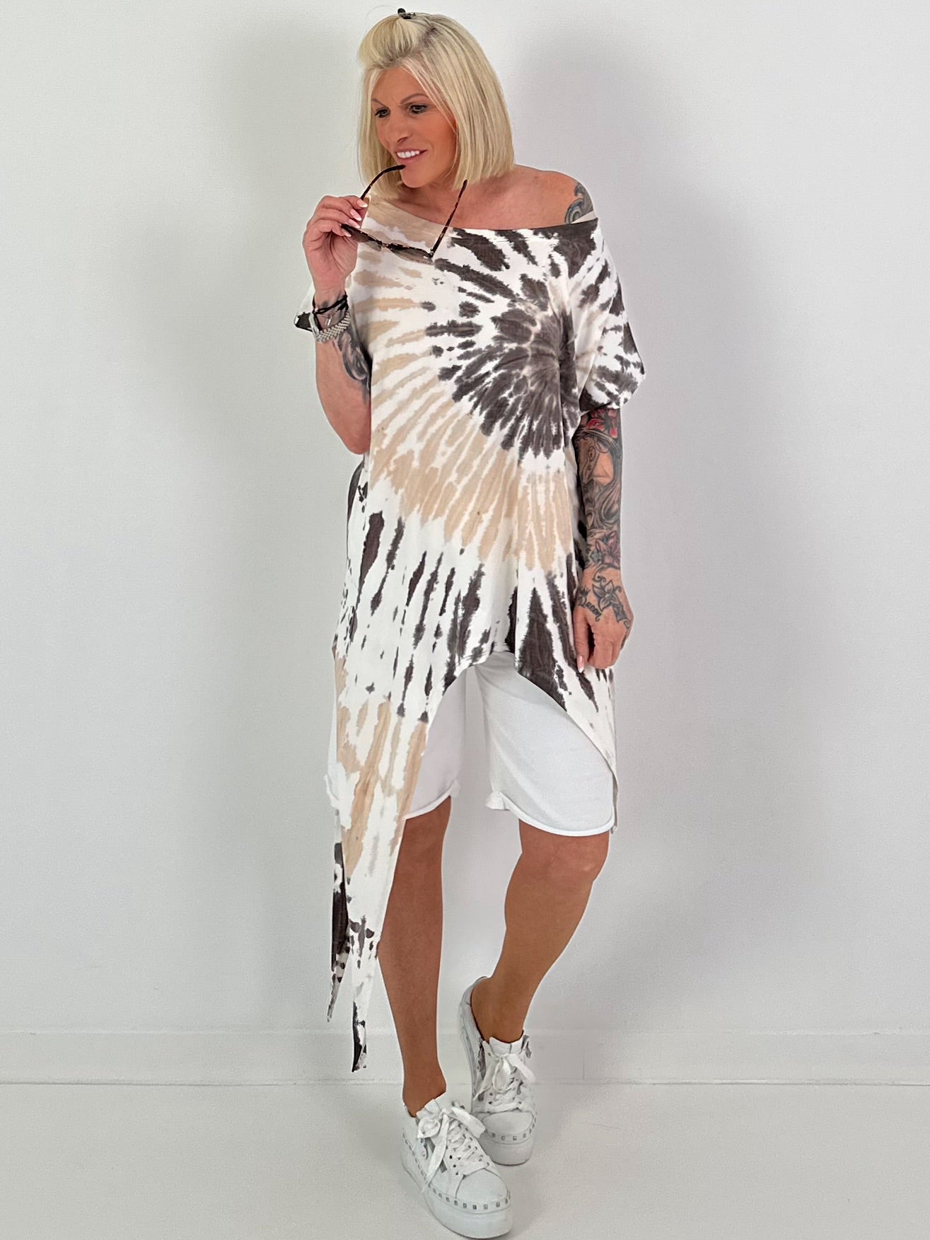 Asymmetrical batik-patterned shirt - white-beige-dark brown