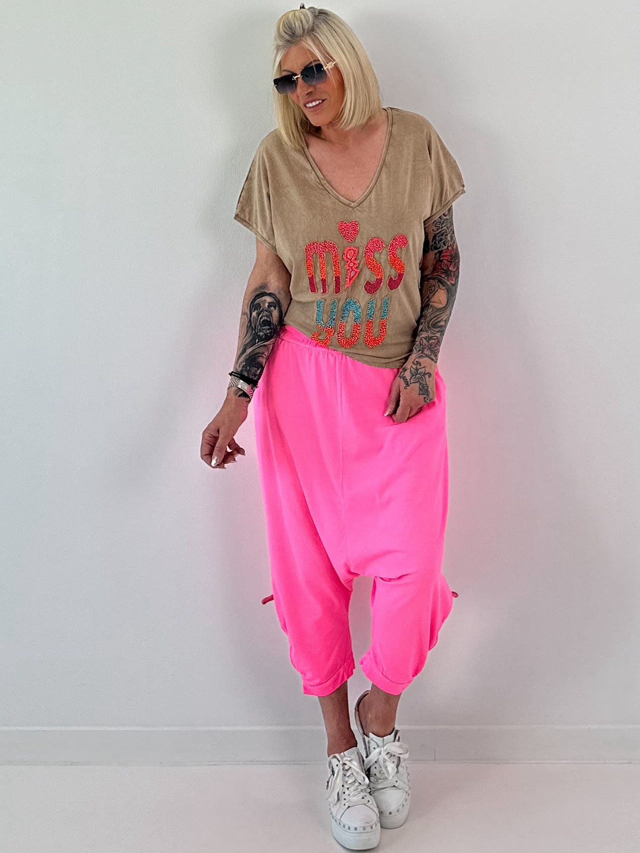 T-shirt met geborduurde pareltekst - camel
