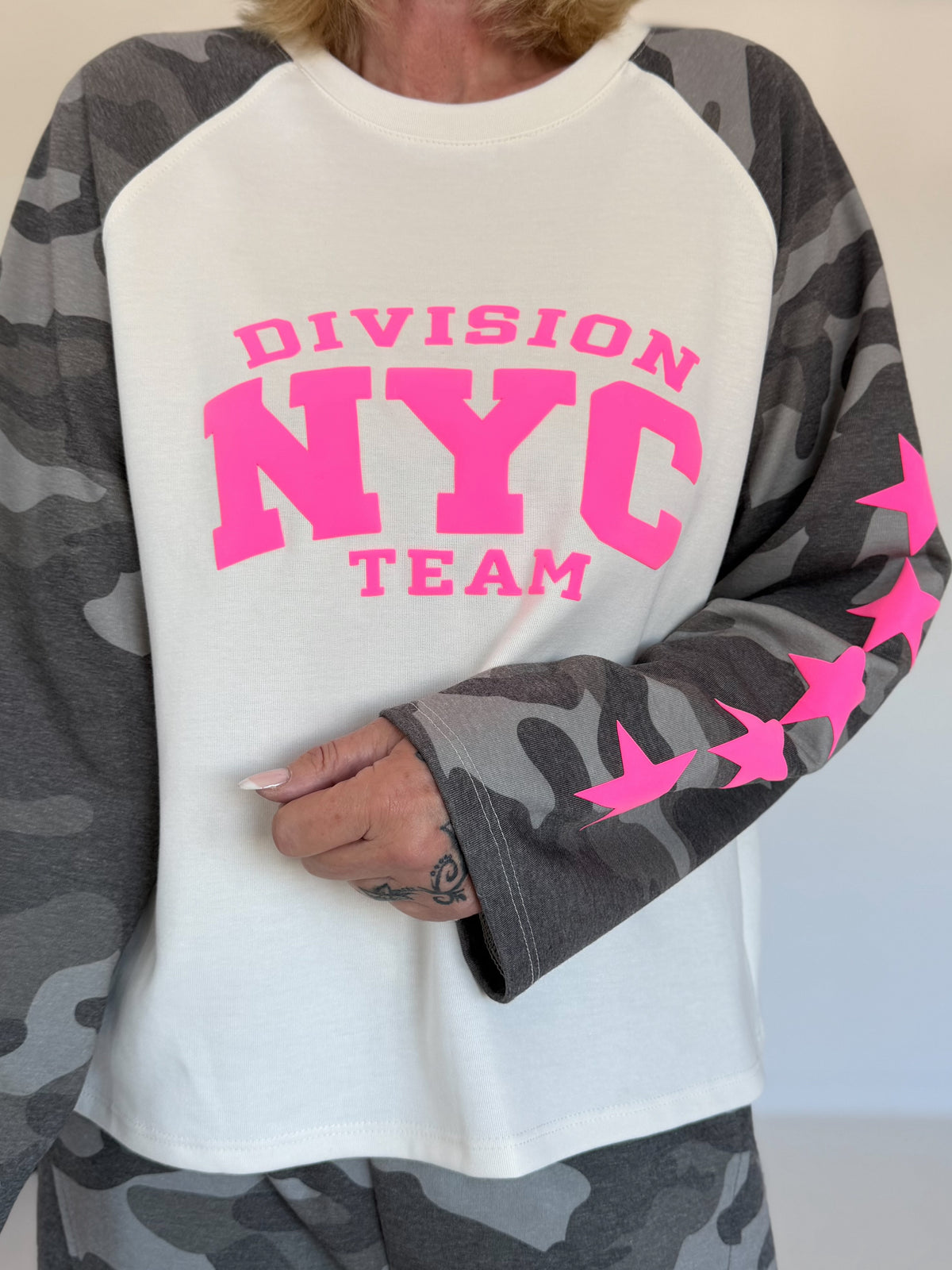 Sweater with camouflage sleeves and 3D print - beige-taupe-multicolored