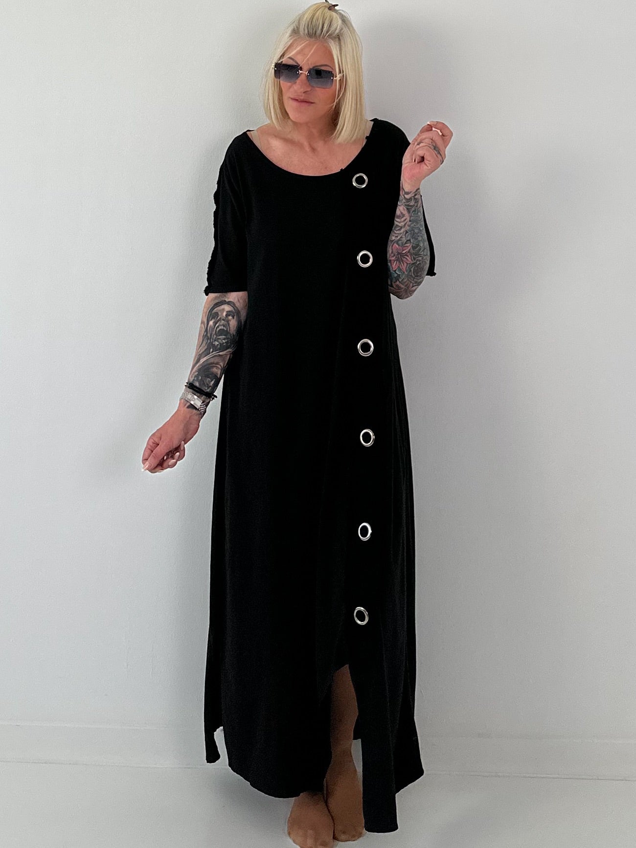 T-Shirt Kleid mit Ösen -schwarz