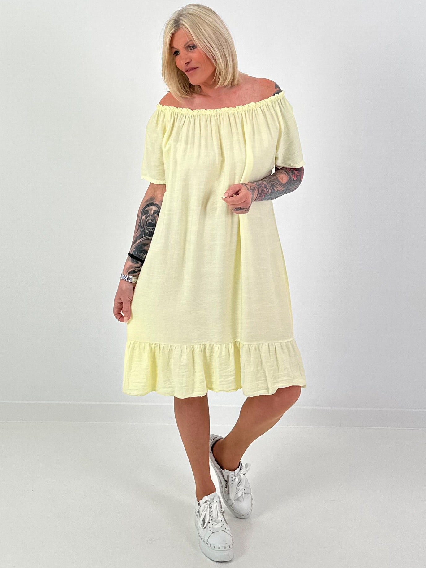 Kleid mit kurzen Ärmeln und Volant - gelb